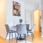 Nice 1Br & 1Lr Apt With Balcony, 9Min To City Center