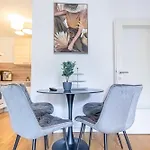 Nice 1Br & 1Lr Apt With Balcony, 9Min To City Center