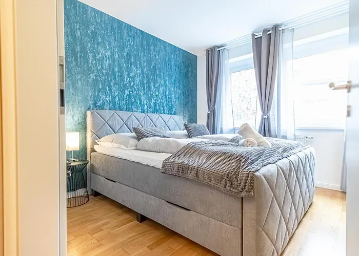 Nice 1Br & 1Lr Apt With Balcony, 9Min To City Center