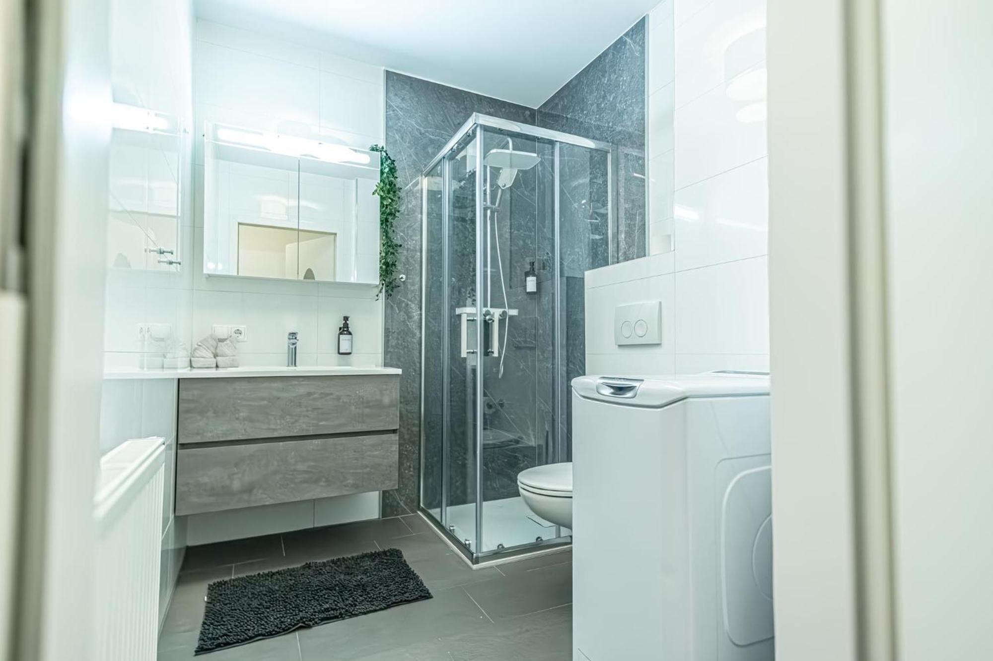 1br & 1lr With Balcony, 9min To Center Apartment *
