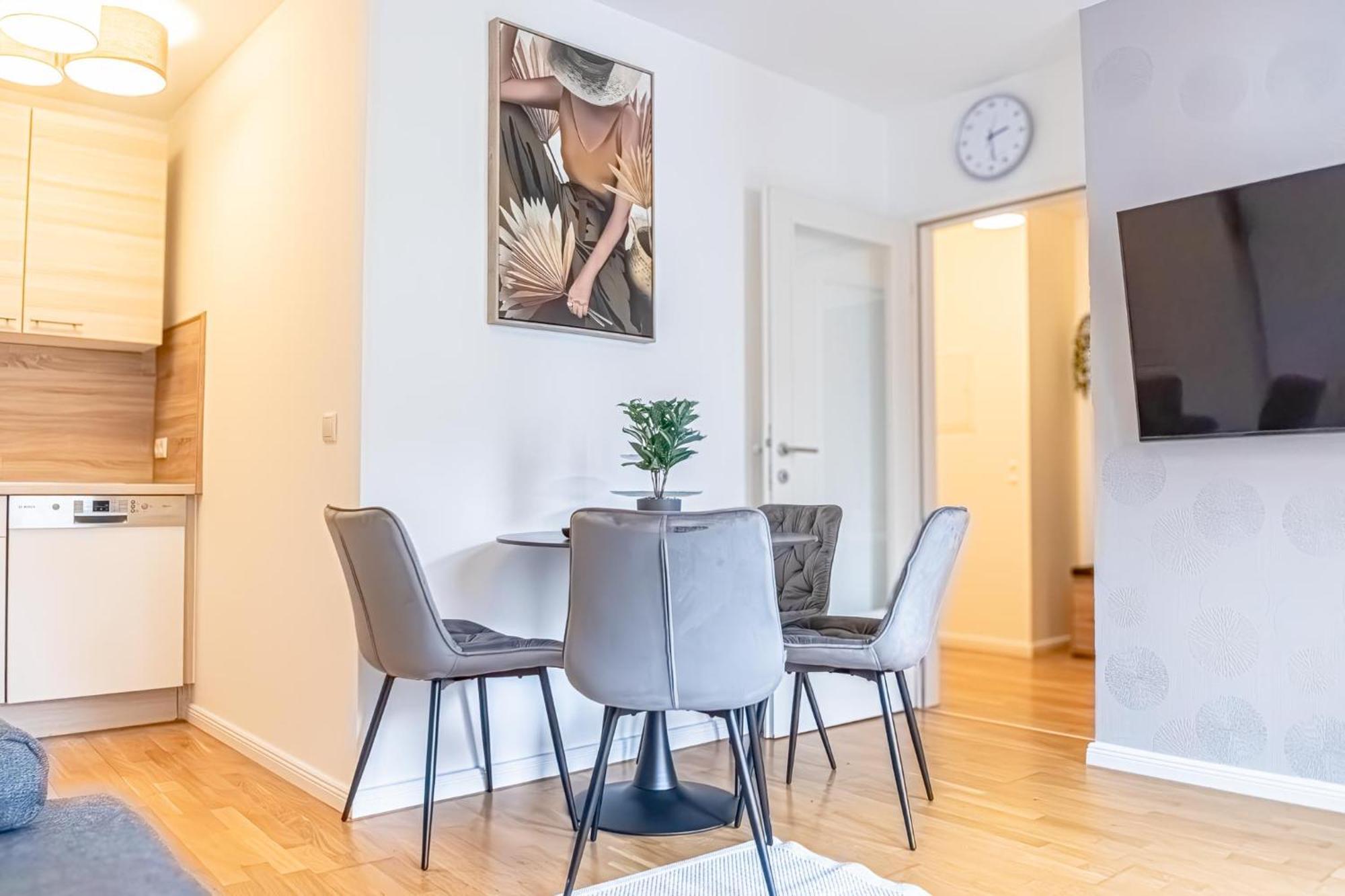 1br & 1lr With Balcony, 9min To Center Apartment Wien