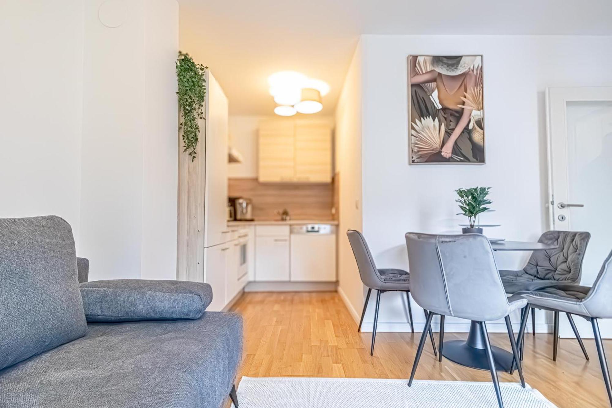 1br & 1lr With Balcony, 9min To Center *