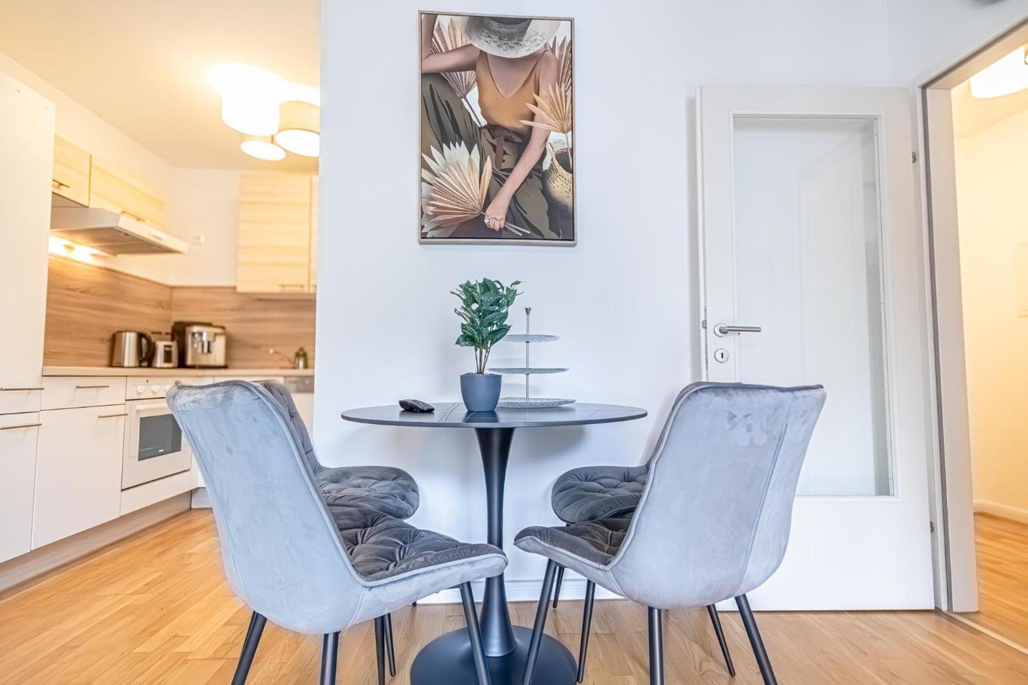 Apartment 1br & 1lr With Balcony, 9min To Center *