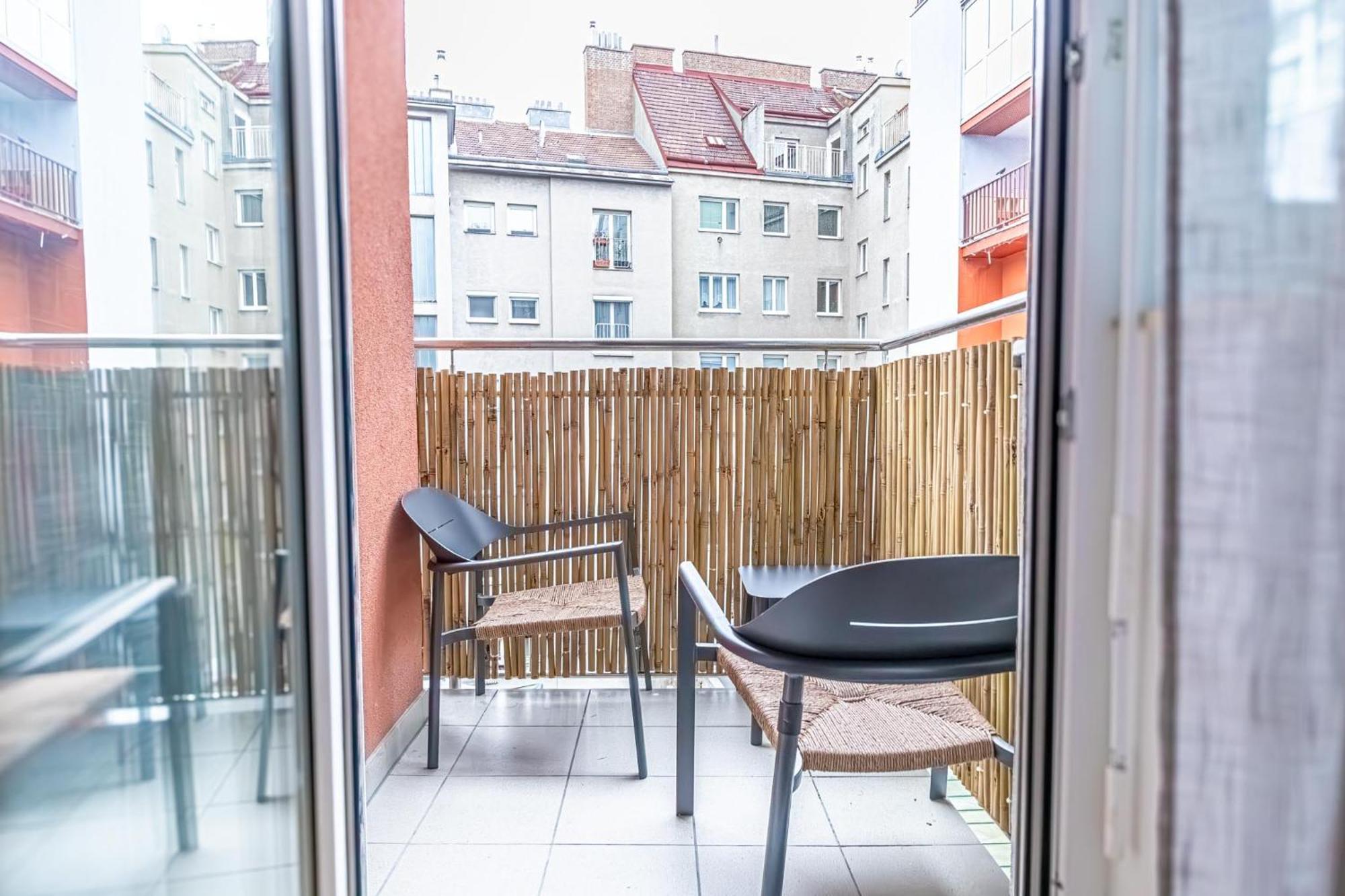 1br & 1lr With Balcony, 9min To Center Apartment