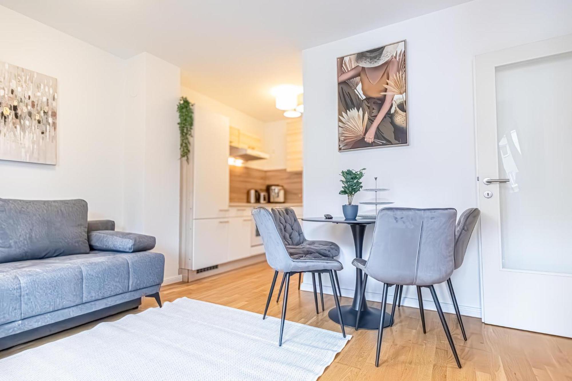 Apartment 1br & 1lr With Balcony, 9min To Center