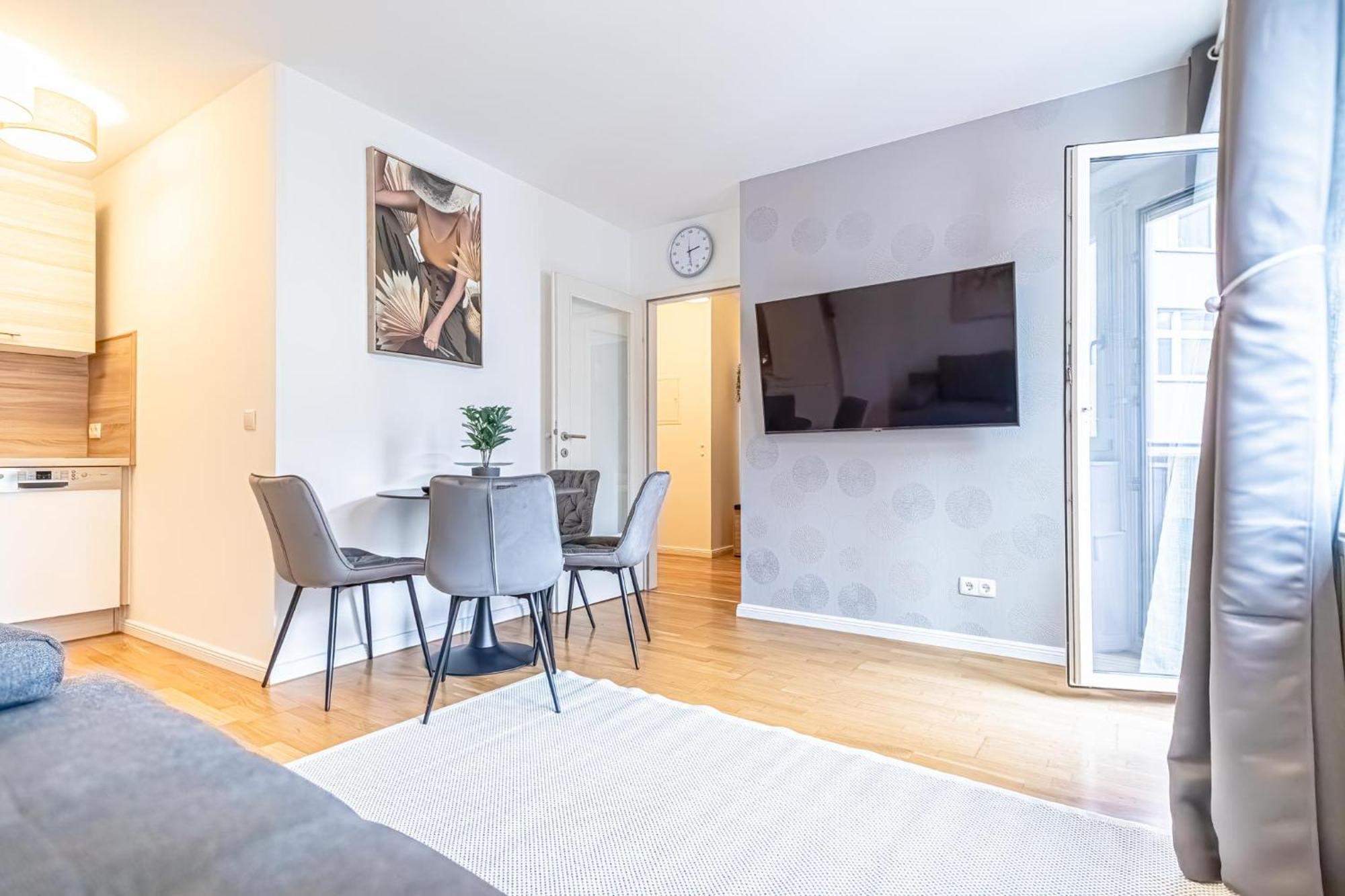 1br & 1lr With Balcony, 9min To Center Apartment *