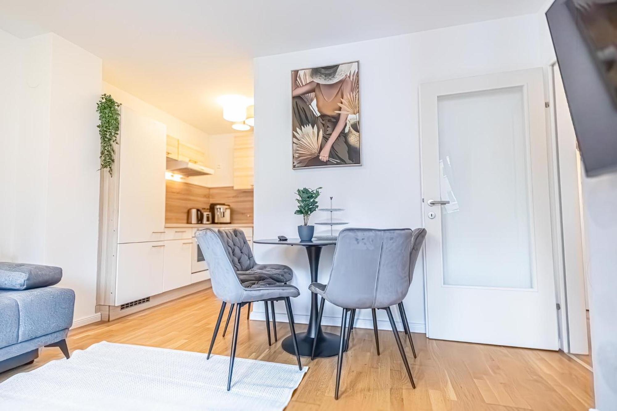 1br & 1lr With Balcony, 9min To Center Apartment *